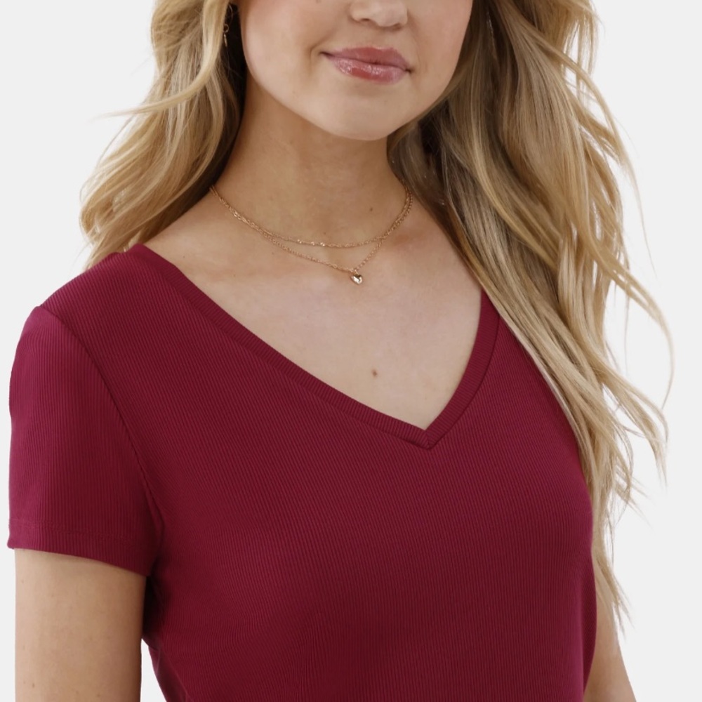 No Boundaries Women’s Cropped V-Neck Tee with Short Sleeves